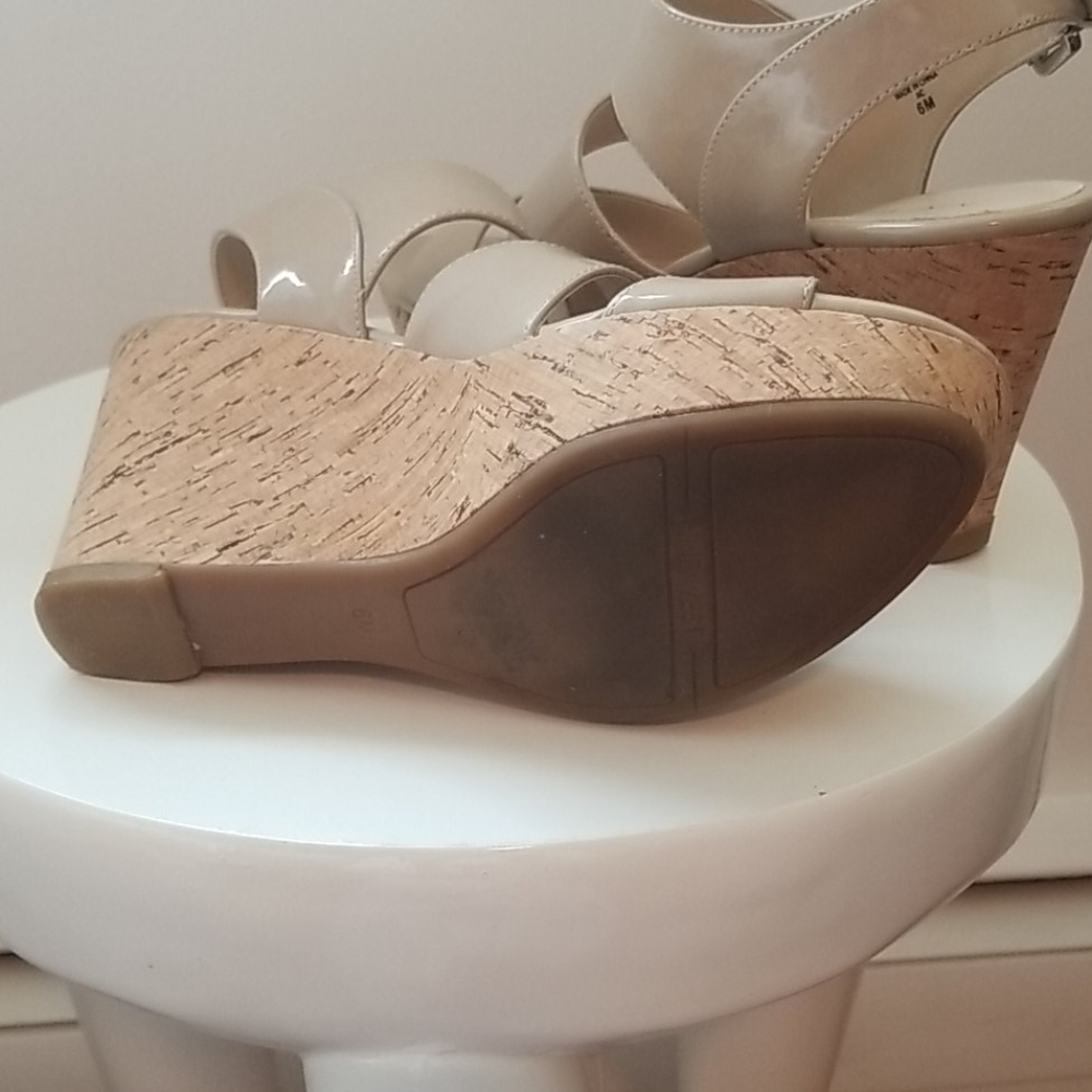 NINE WEST Women's Wedge Sandal Sz.6 Taupe Pattent - Picture 4 of 4